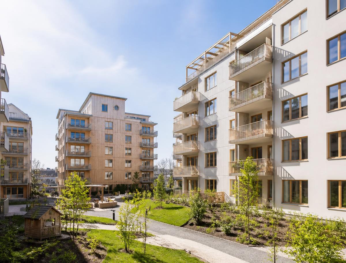 Svenskt hyreshusområde med bostadsfastigheter och grönskande innergård